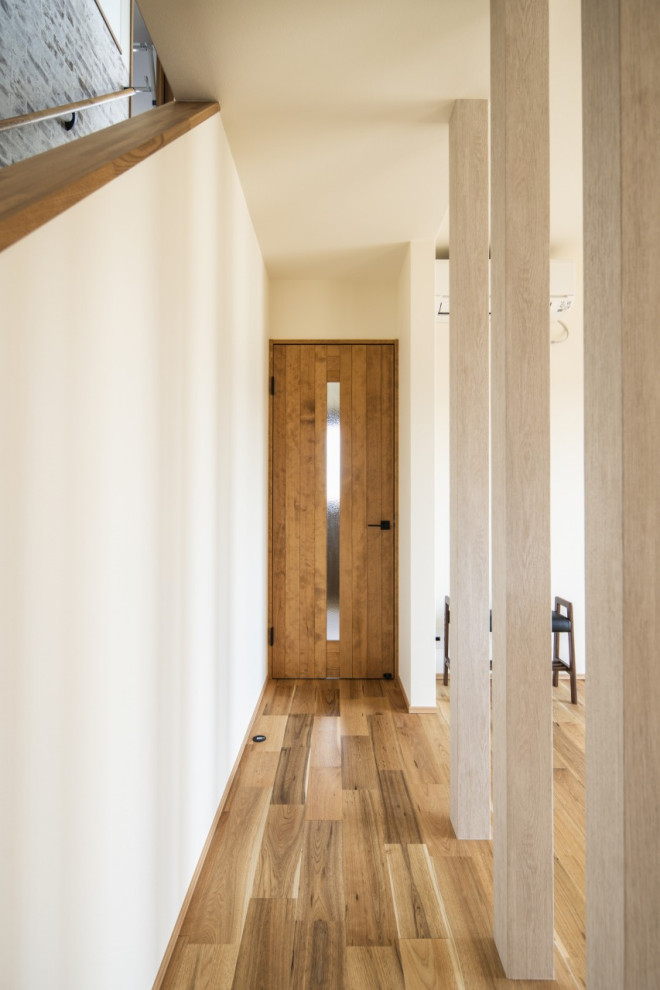 Mittelgroßer Moderner Flur mit weißer Wandfarbe, hellem Holzboden, beigem Boden, Tapetendecke und Tapetenwänden in Sonstige