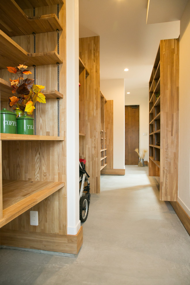 Источник вдохновения для домашнего уюта: коридор в стиле кантри с белыми стенами, бетонным полом и серым полом