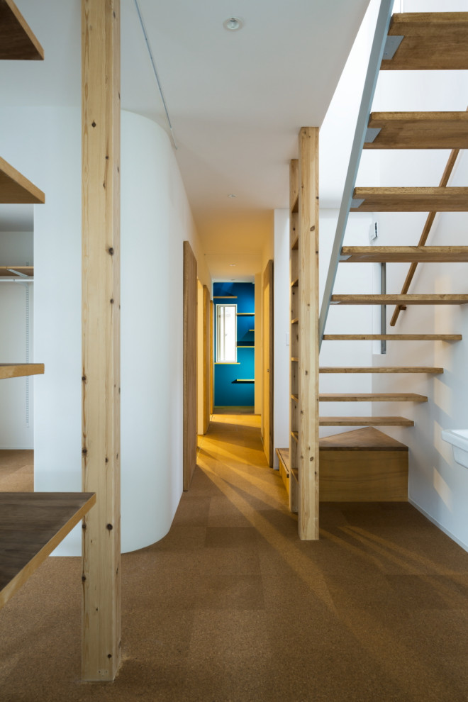 Exemple d'un petit couloir moderne avec un mur blanc, un sol en liège, un sol marron, un plafond en lambris de bois et du lambris de bois.