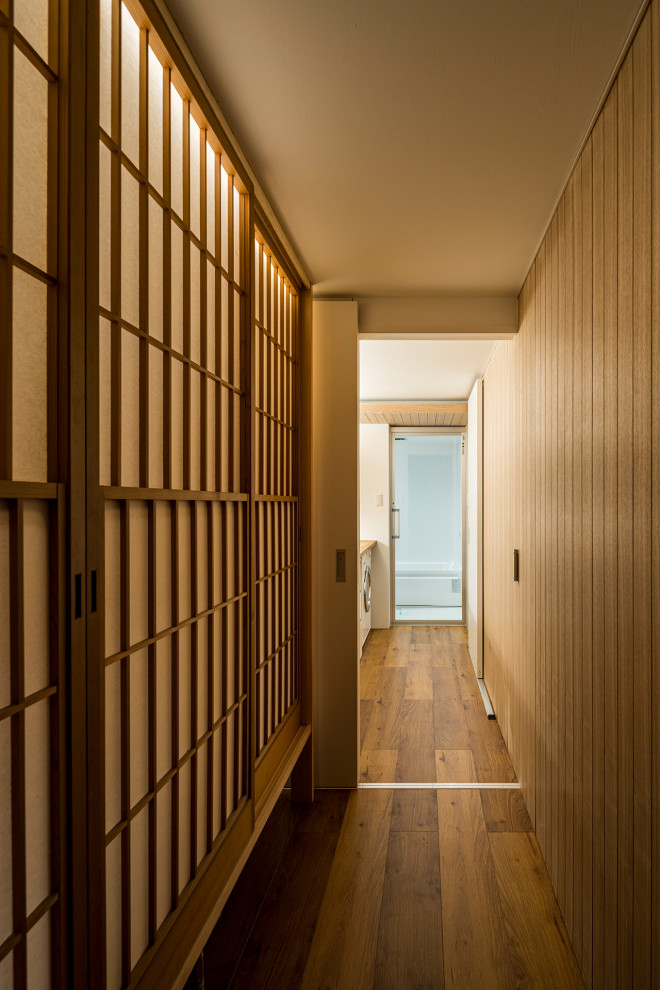 Пример оригинального дизайна: коридор среднего размера в современном стиле с серыми стенами, деревянным полом, коричневым полом и деревянными стенами