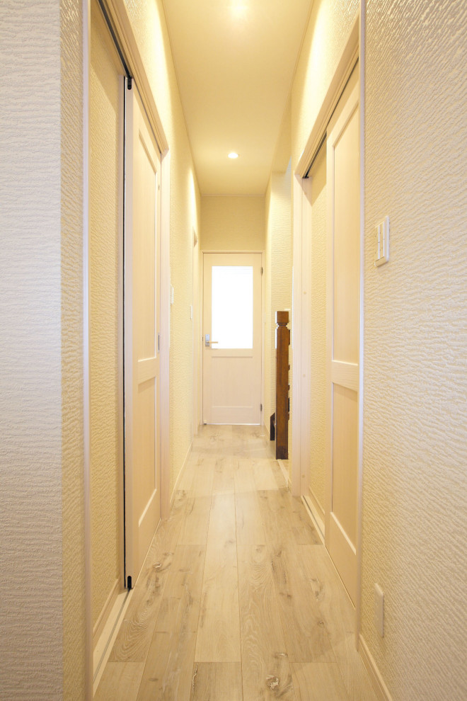 Idee per un piccolo ingresso o corridoio shabby-chic style con pareti bianche, parquet chiaro, pavimento beige, soffitto in carta da parati e carta da parati