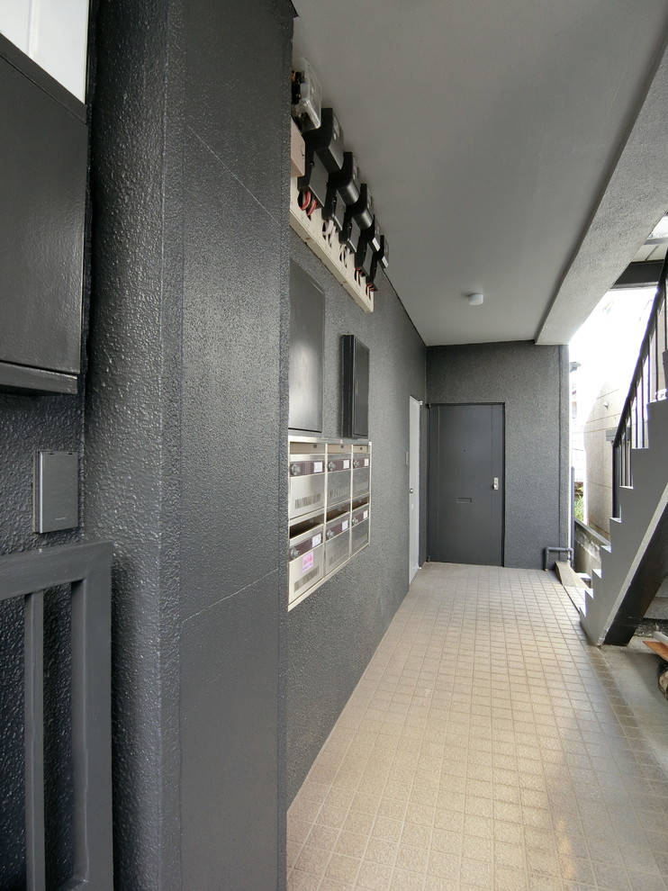 Diseño de recibidores y pasillos modernos de tamaño medio con paredes grises, suelo de baldosas de porcelana y suelo beige