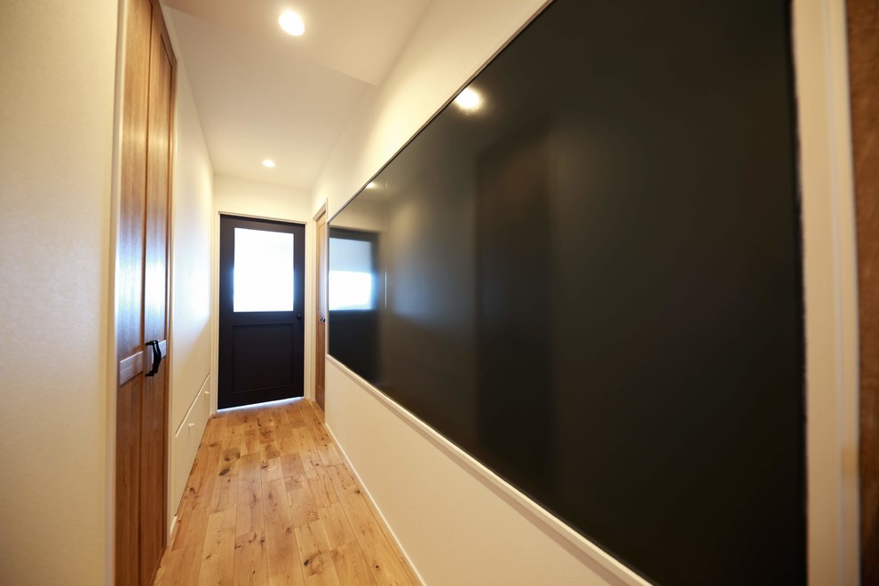 Источник вдохновения для домашнего уюта: коридор среднего размера в стиле кантри с белыми стенами, светлым паркетным полом и коричневым полом