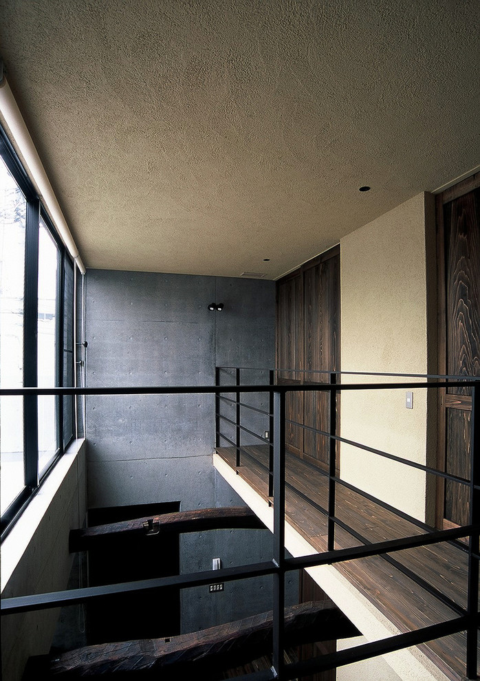 東京23区にあるカントリー風のおしゃれな廊下 (ベージュの壁、濃色無垢フローリング、茶色い床) の写真