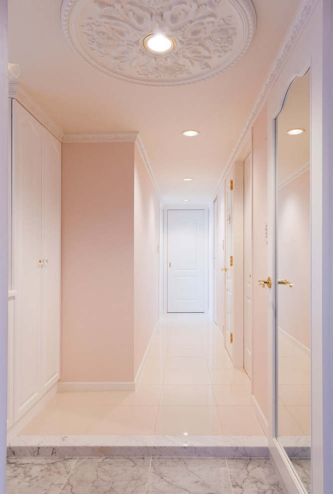 Idéer för en mellanstor hall, med rosa väggar och marmorgolv