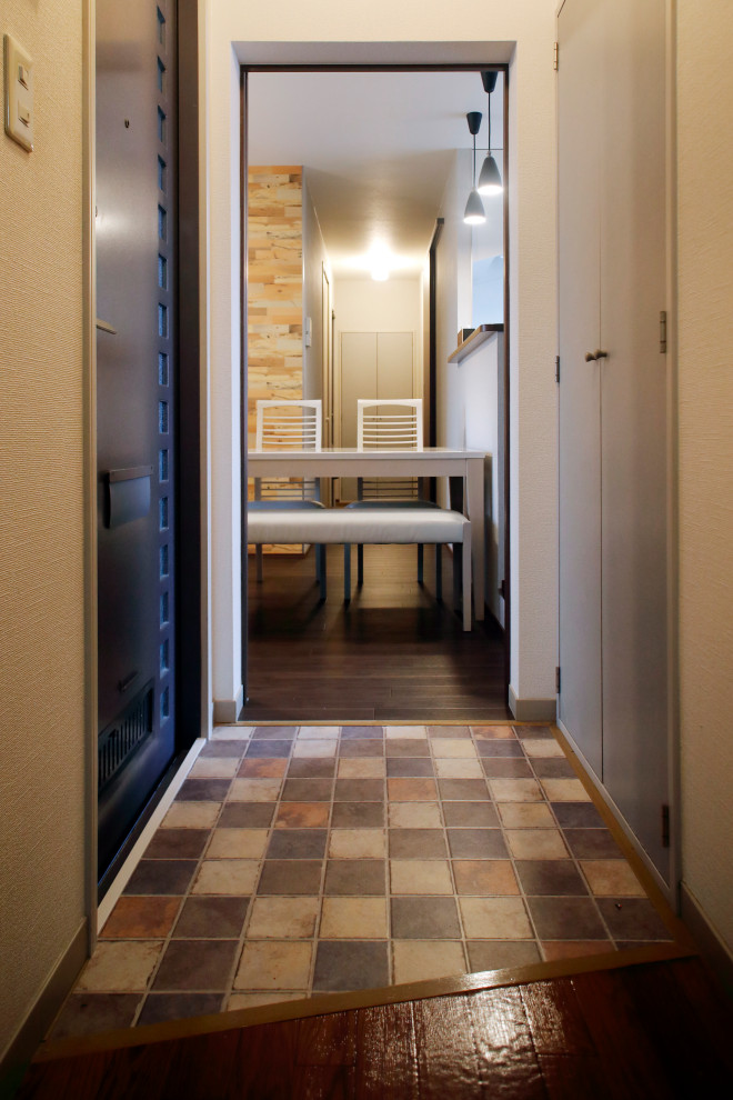 Стильный дизайн: большой коридор в стиле фьюжн с белыми стенами, полом из винила, коричневым полом, потолком с обоями и обоями на стенах - последний тренд