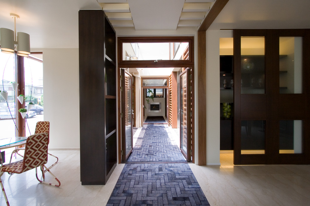Идея дизайна: коридор в восточном стиле с серым полом и белыми стенами