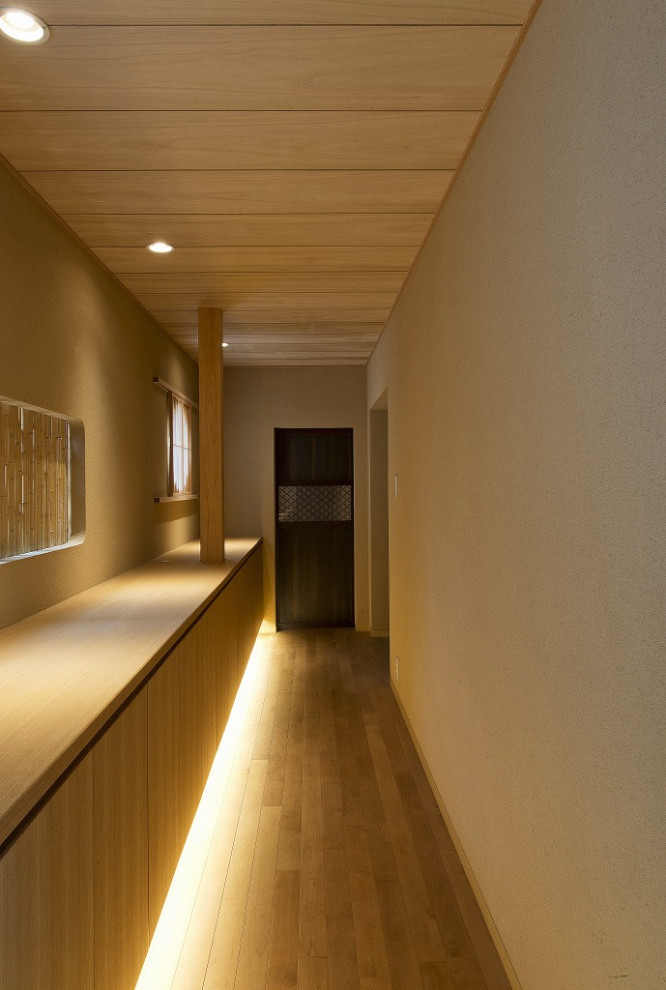 Kleiner Klassischer Flur mit beiger Wandfarbe, hellem Holzboden, beigem Boden und Holzdecke in Tokio