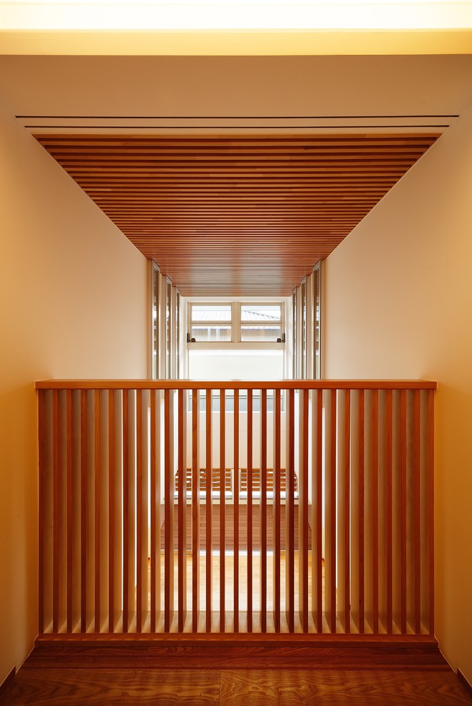 Esempio di un grande ingresso o corridoio contemporaneo con pareti bianche, parquet chiaro, pavimento beige e soffitto in legno