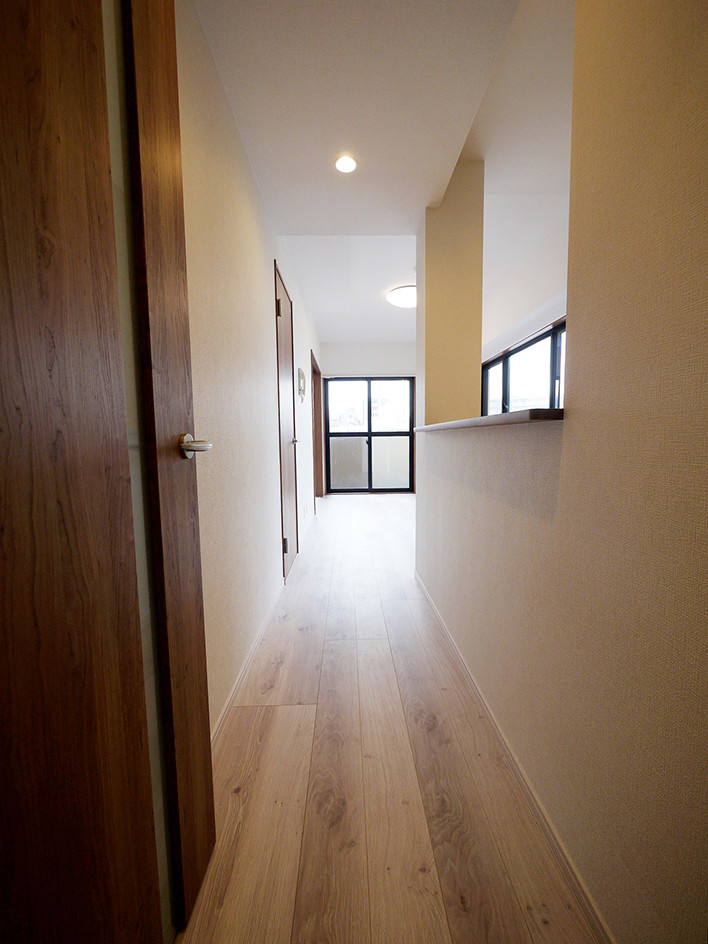 Стильный дизайн: коридор в стиле модернизм с белыми стенами, светлым паркетным полом и бежевым полом - последний тренд