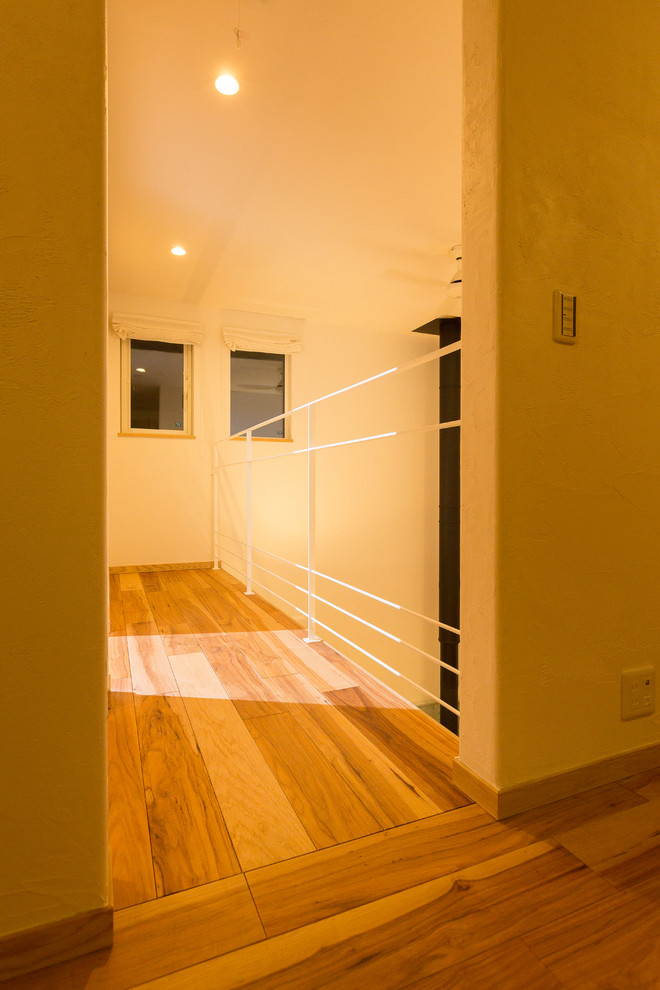 Inspiration för moderna hallar, med vita väggar, mellanmörkt trägolv och brunt golv