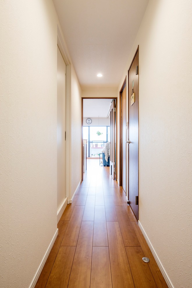 На фото: коридор среднего размера с белыми стенами