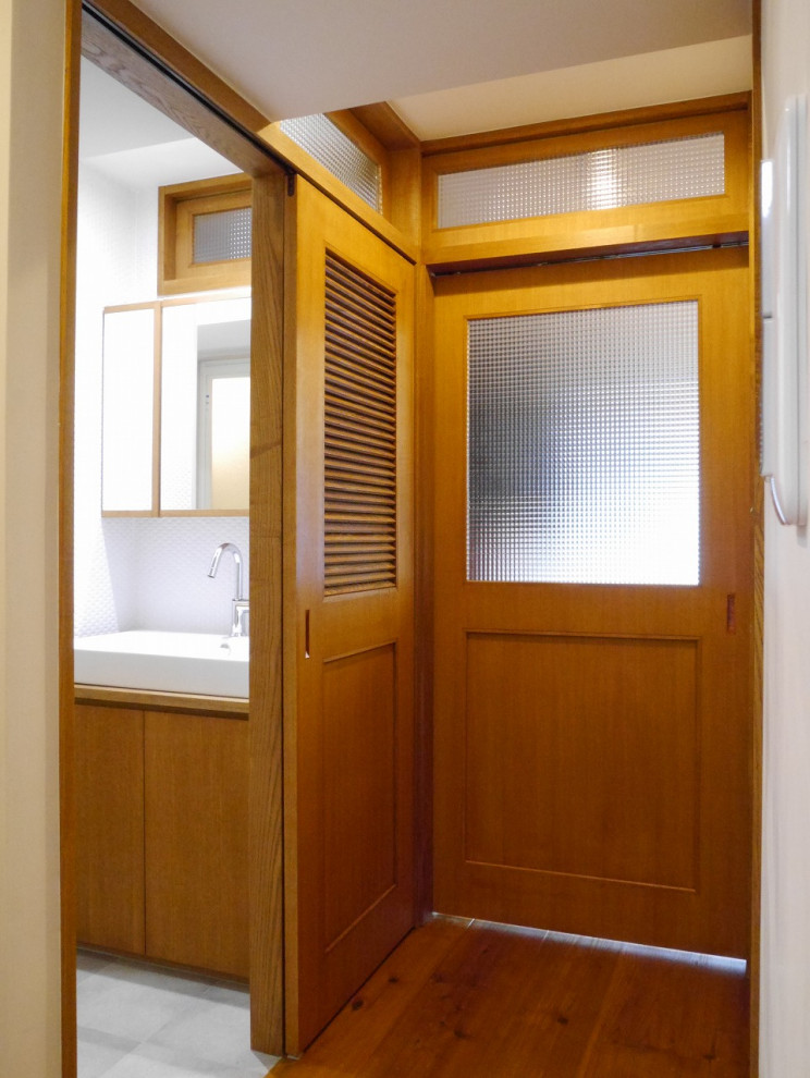 Idée de décoration pour un couloir vintage de taille moyenne avec un sol en bois brun.