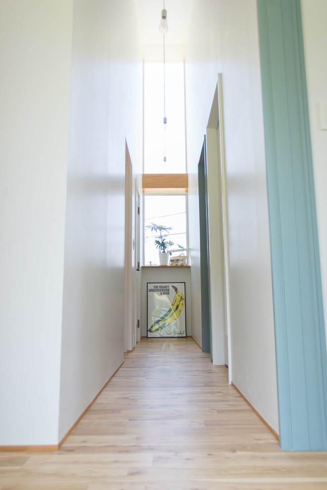 Стильный дизайн: коридор среднего размера в современном стиле с белыми стенами, паркетным полом среднего тона и бежевым полом - последний тренд