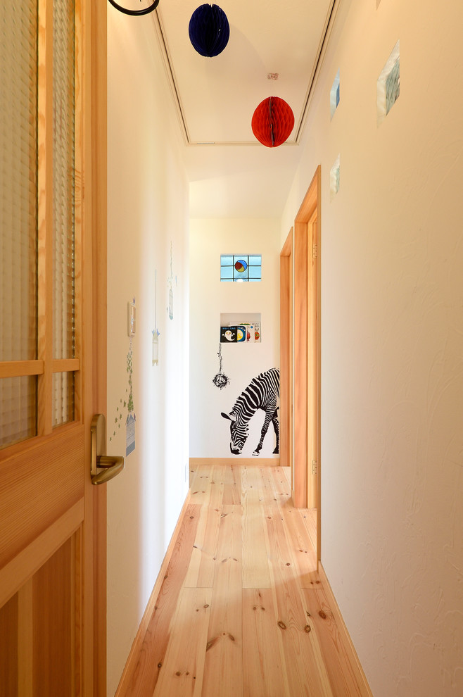 Стильный дизайн: маленький коридор в скандинавском стиле с белыми стенами, светлым паркетным полом и бежевым полом для на участке и в саду - последний тренд