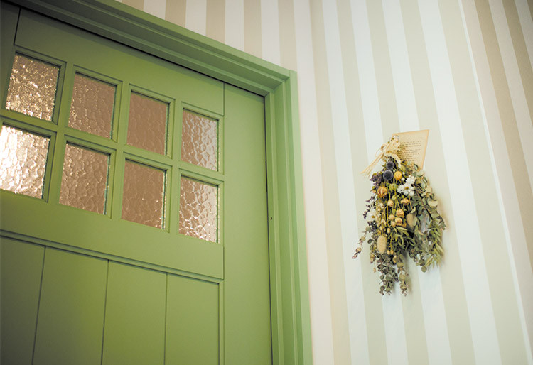 Foto de recibidores y pasillos de estilo de casa de campo con paredes beige, suelo de madera en tonos medios, suelo marrón, papel pintado y papel pintado