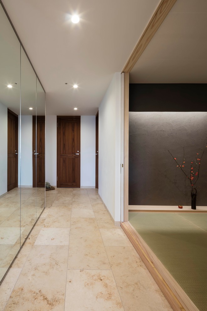 東京23区にある和風のおしゃれな廊下 (白い壁、大理石の床、ベージュの床) の写真