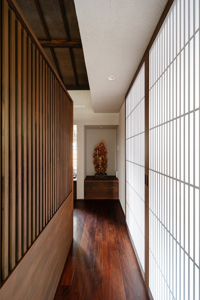 Foto de recibidores y pasillos de estilo zen pequeños