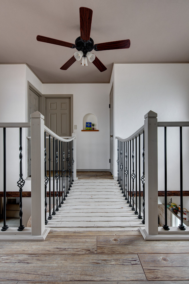 Пример оригинального дизайна: коридор в классическом стиле с деревянным полом и серым полом
