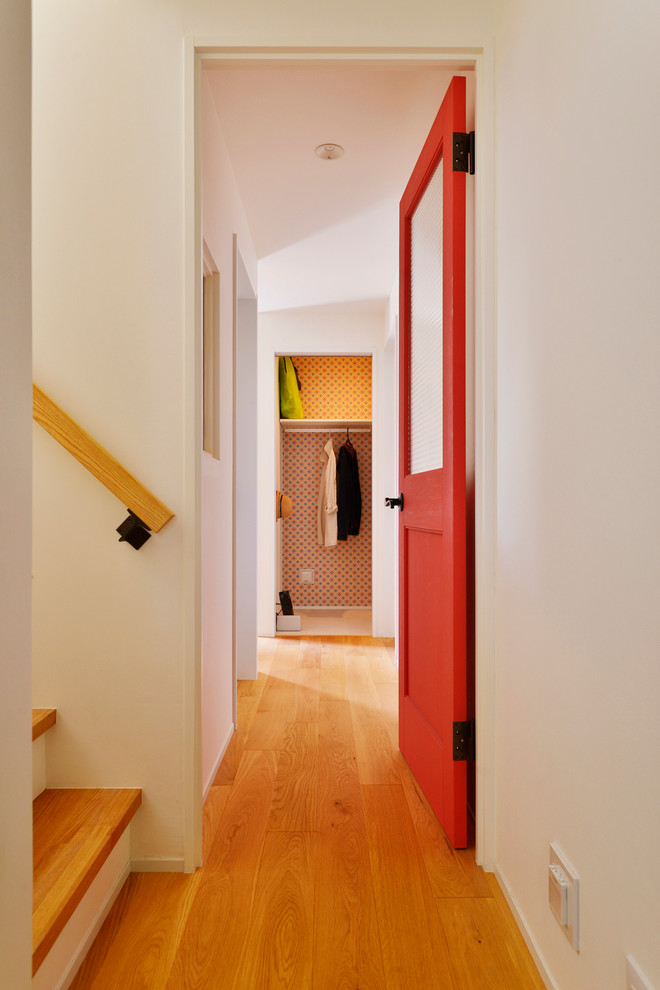 Ejemplo de recibidores y pasillos escandinavos pequeños con paredes blancas y suelo de madera en tonos medios