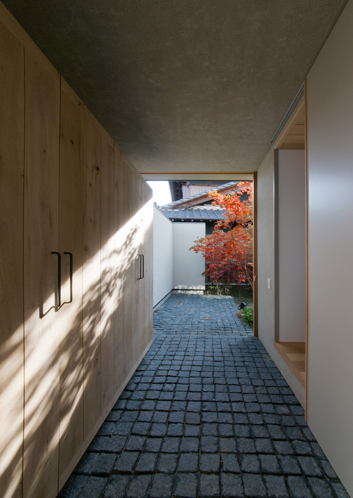 Ejemplo de recibidores y pasillos de estilo zen con paredes beige