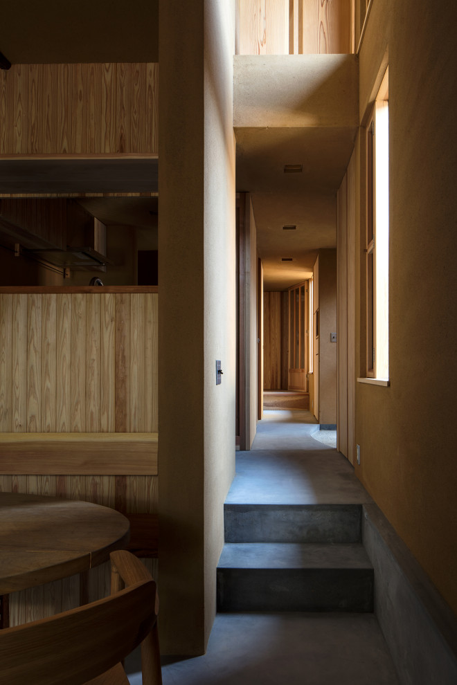 Свежая идея для дизайна: маленький коридор в стиле рустика с бетонным полом, серым полом и деревянным потолком для на участке и в саду - отличное фото интерьера