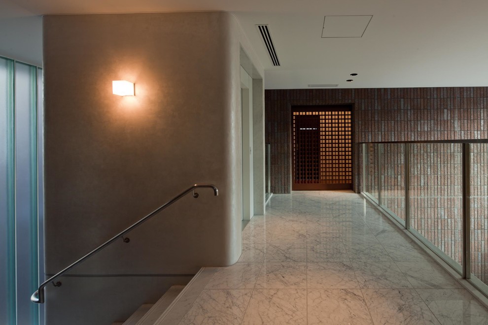 福岡にあるモダンスタイルのおしゃれな廊下の写真