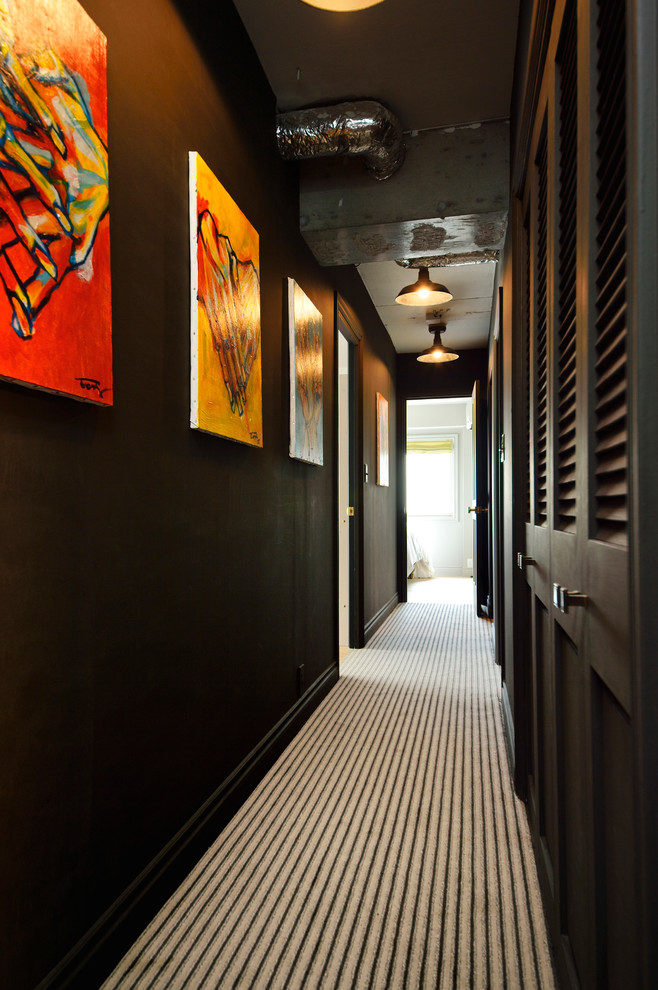 Inspiration pour un couloir traditionnel avec un mur noir et moquette.