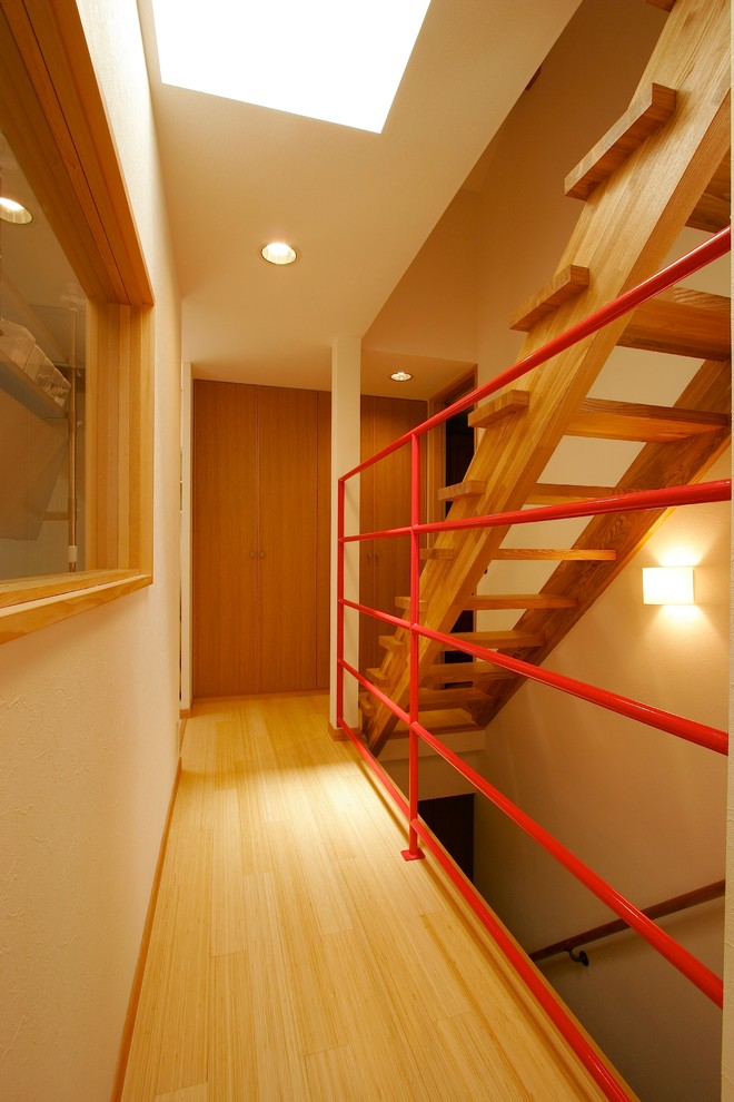 Пример оригинального дизайна: коридор в стиле модернизм с белыми стенами, полом из бамбука и бежевым полом