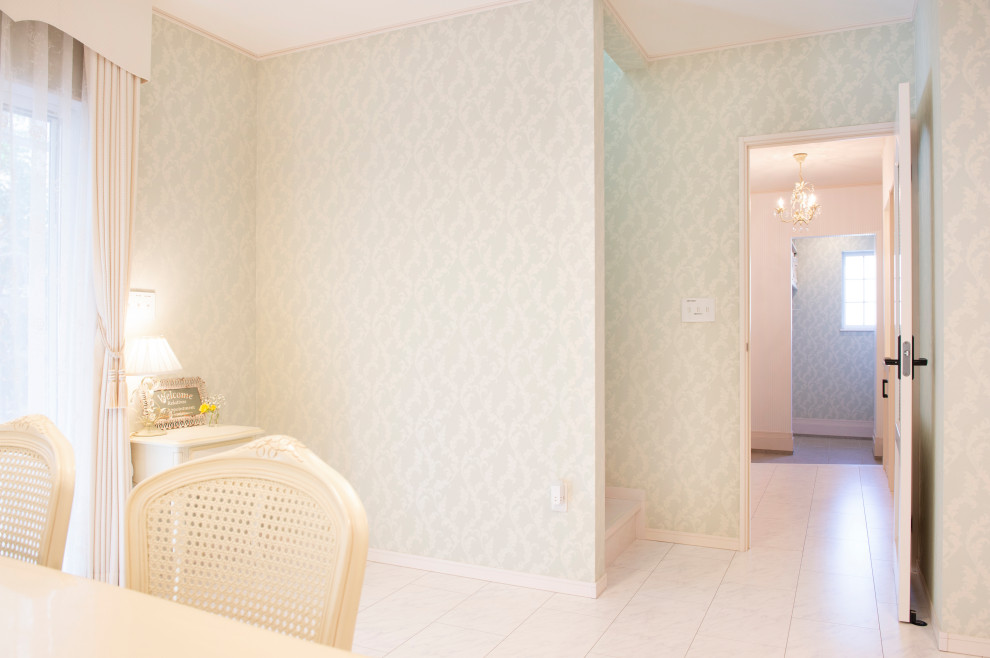 На фото: маленький коридор в стиле шебби-шик с белыми стенами, полом из фанеры и белым полом для на участке и в саду
