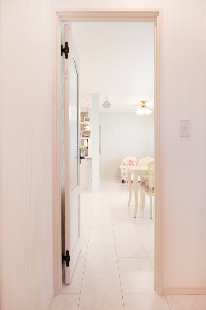 Свежая идея для дизайна: маленький коридор в стиле шебби-шик с белыми стенами, полом из фанеры и белым полом для на участке и в саду - отличное фото интерьера