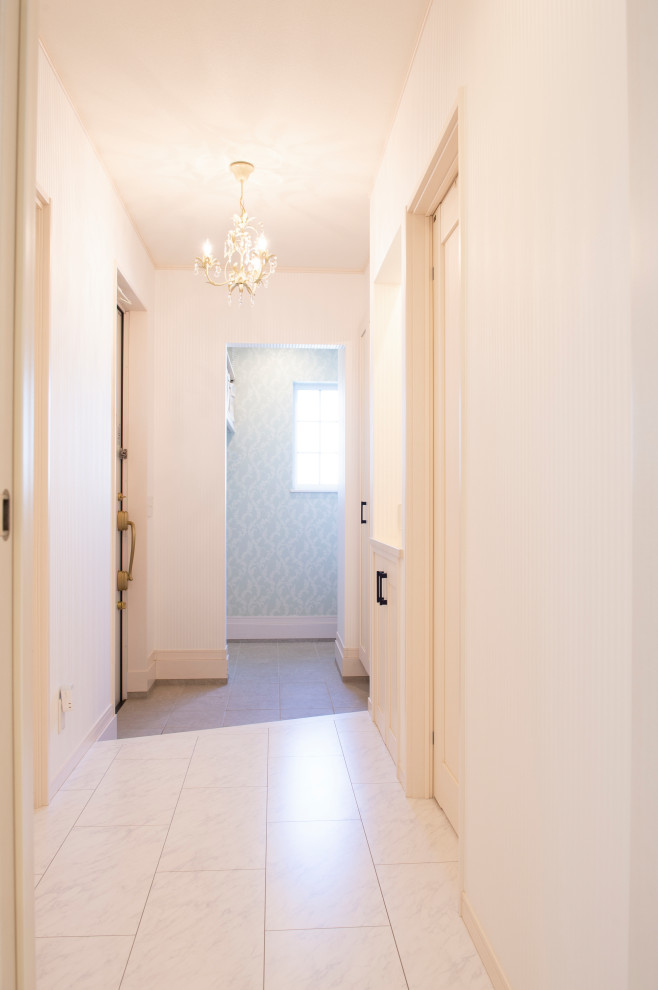 Idee per un piccolo ingresso o corridoio stile shabby con pareti bianche, pavimento in compensato e pavimento bianco