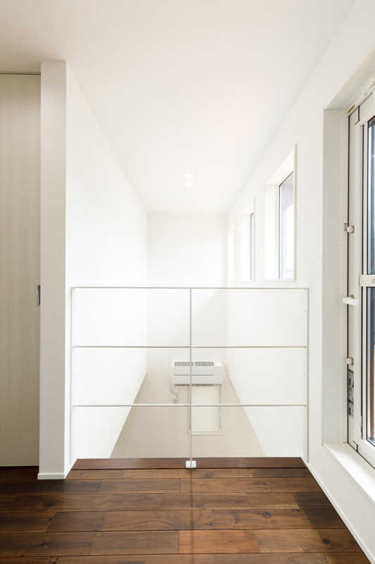 Idéer för en mellanstor modern hall, med vita väggar, mörkt trägolv och brunt golv