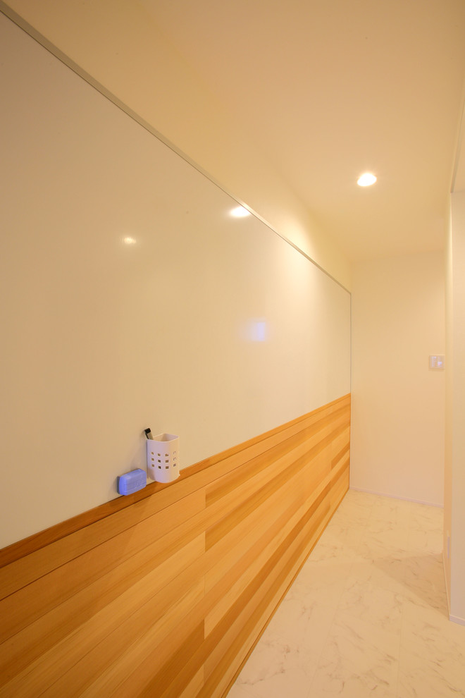 Foto di un ingresso o corridoio design con pareti bianche, pavimento in vinile e pavimento bianco