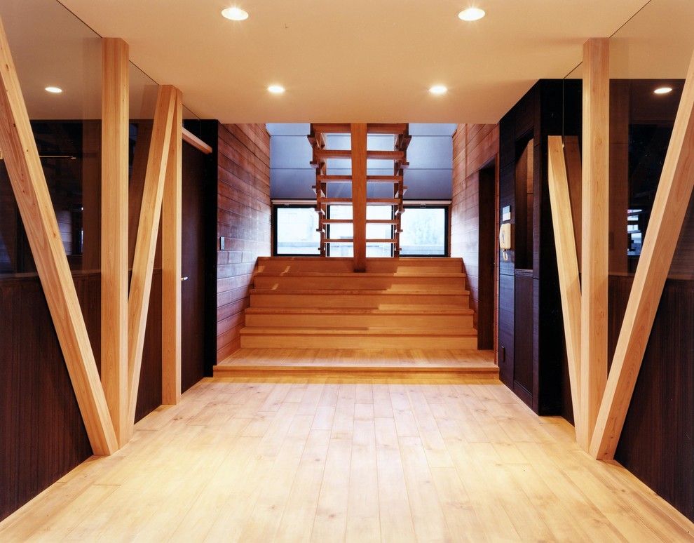 Пример оригинального дизайна: коридор в стиле модернизм с коричневыми стенами и паркетным полом среднего тона