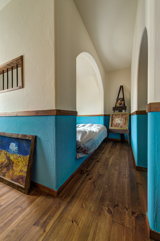 На фото: коридор в средиземноморском стиле с разноцветными стенами, паркетным полом среднего тона и коричневым полом с