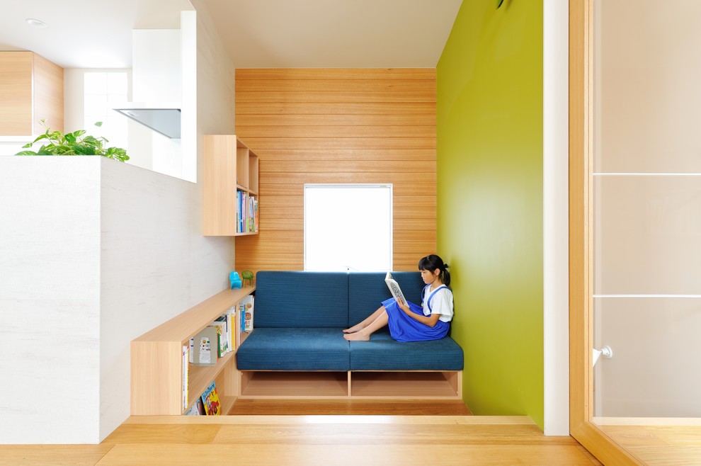 Exempel på en minimalistisk hall, med gröna väggar och ljust trägolv