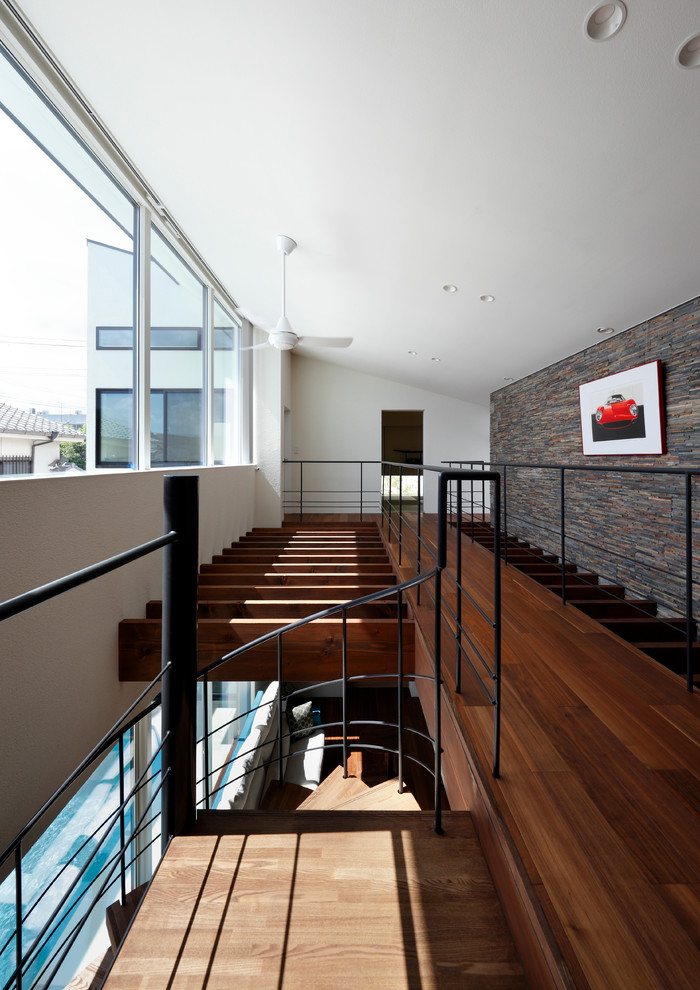 Foto de recibidores y pasillos actuales con paredes multicolor, suelo de madera en tonos medios y suelo marrón