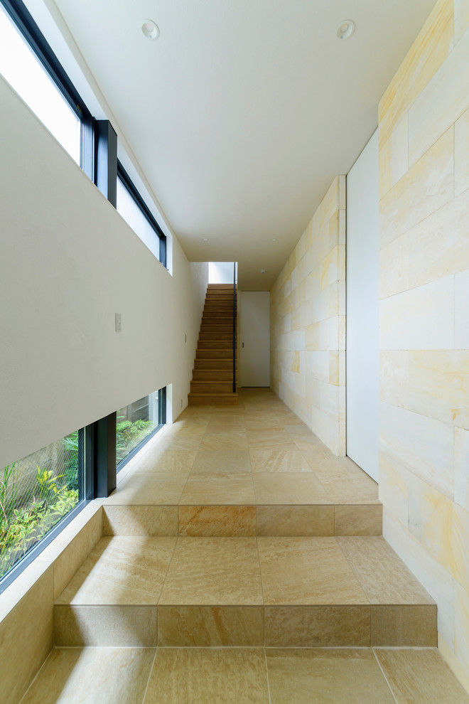 Ejemplo de recibidores y pasillos de estilo zen con paredes beige, suelo de madera en tonos medios y suelo marrón