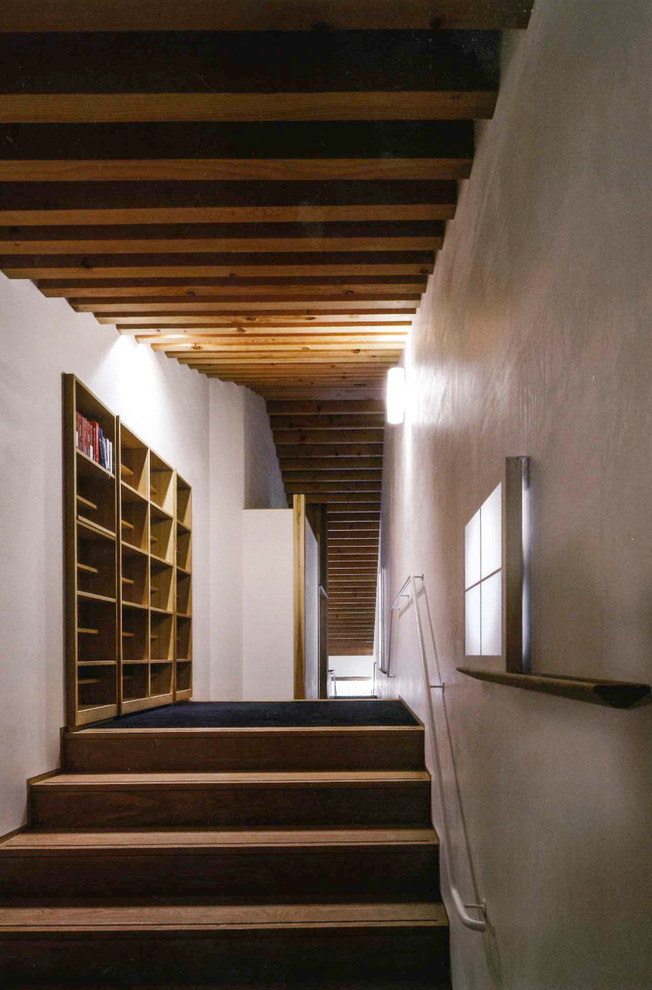Источник вдохновения для домашнего уюта: коридор в стиле модернизм с белыми стенами и ковровым покрытием