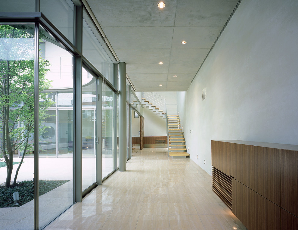 Esempio di un grande ingresso o corridoio moderno con pareti beige, pavimento in marmo e pavimento beige