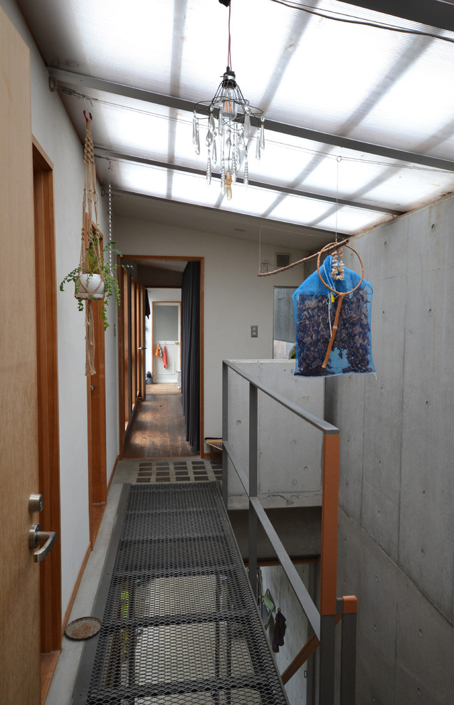 東京都下にあるインダストリアルスタイルのおしゃれな廊下の写真