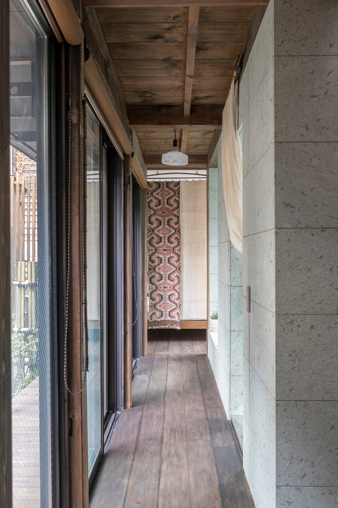 Foto de recibidores y pasillos de estilo zen con suelo de madera oscura