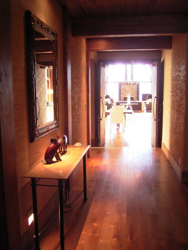 На фото: коридор среднего размера в классическом стиле с коричневыми стенами, полом из фанеры и коричневым полом с