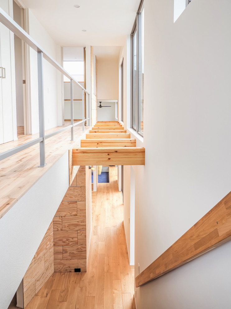 Идея дизайна: коридор в современном стиле с белыми стенами, светлым паркетным полом, потолком с обоями и деревянными стенами