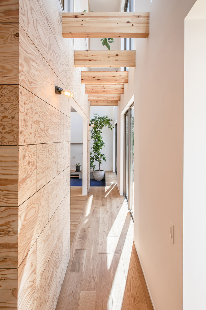 На фото: коридор в современном стиле с белыми стенами, светлым паркетным полом и потолком с обоями с
