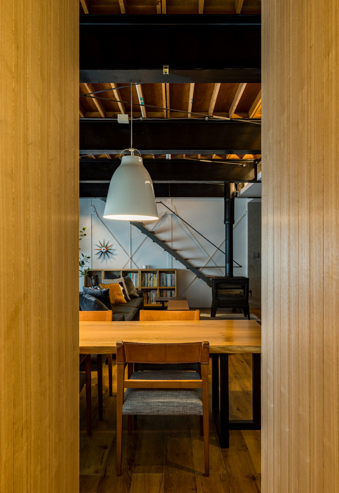 Свежая идея для дизайна: коридор среднего размера в современном стиле с коричневыми стенами, деревянным полом, коричневым полом и деревянными стенами - отличное фото интерьера