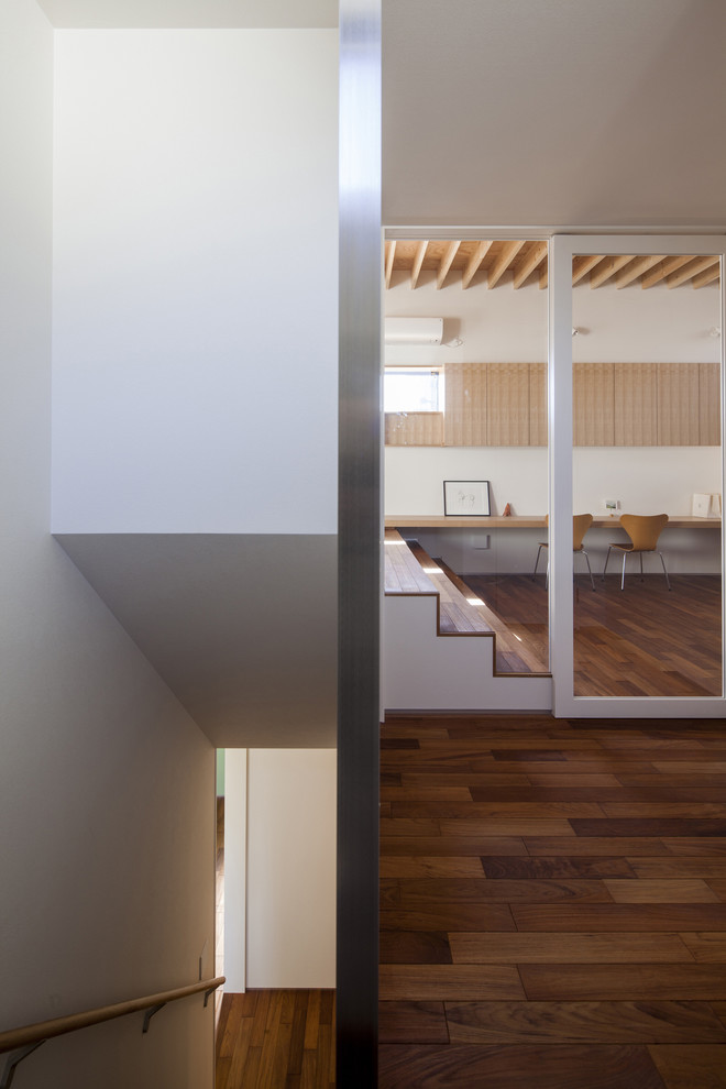 Example of a minimalist hallway design in Tokyo
