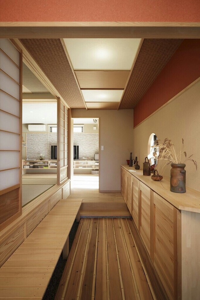 Inspiration för en orientalisk hall, med beige väggar, brunt golv och ljust trägolv