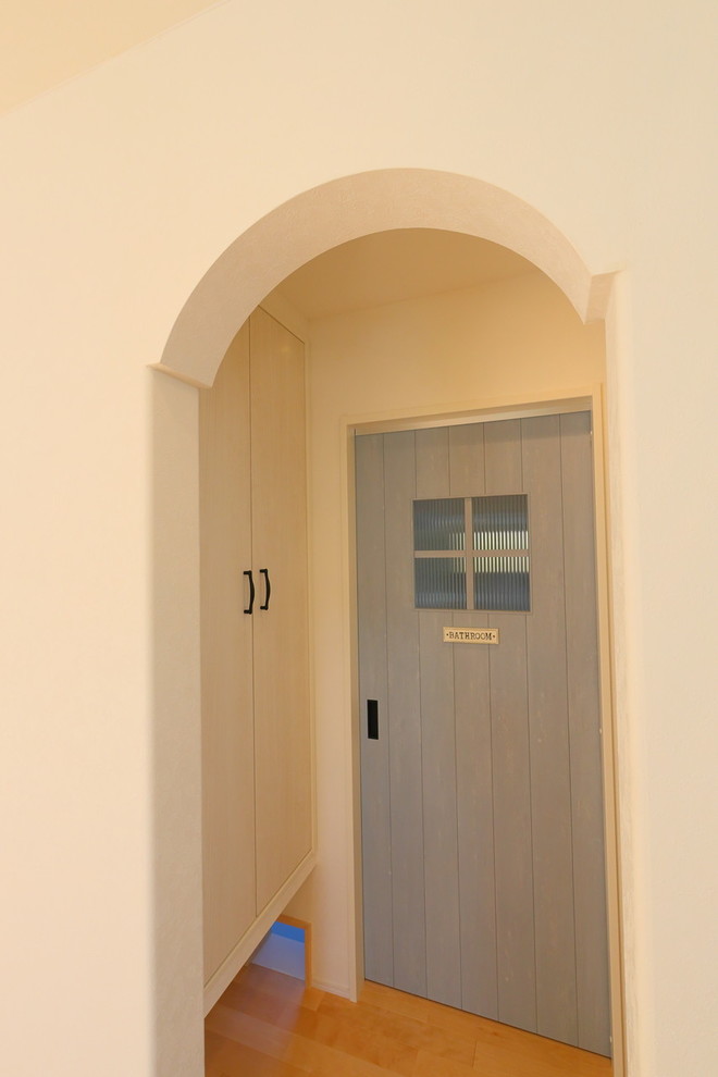 Идея дизайна: коридор в скандинавском стиле с белыми стенами и светлым паркетным полом